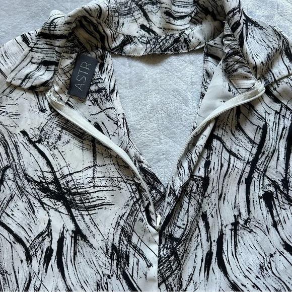 ASTR The Label High Neck Keyhole Long Sleeve Blouse White/ Black - Picture 3 of 9